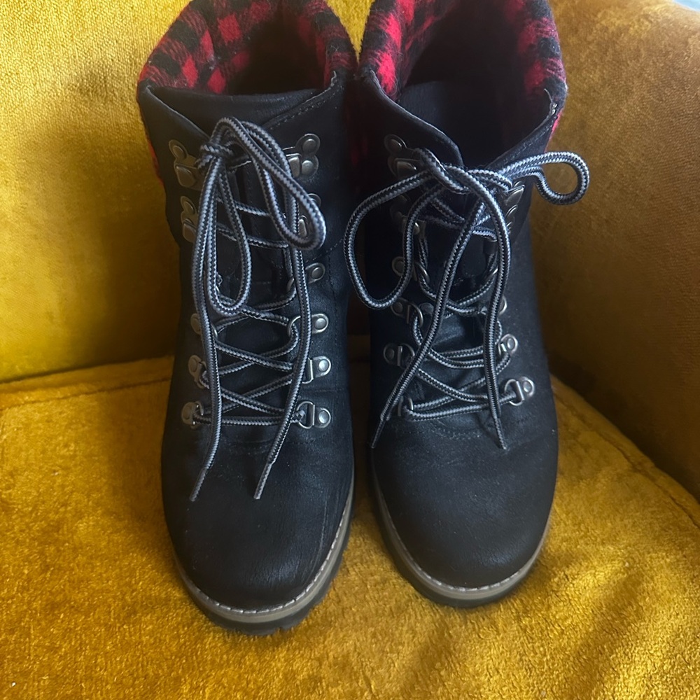 Stylish Women’sBlack and Red Lace-Up Boots